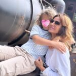 Ingrid Chauvin Instagram – Belle fête à toutes les mamans du monde 🌸  Et plus particulièrement à la mienne ,  que j aime du plus profond de mon cœur @raymduffau, a toi mamie  d amour qui a tenu ce rôle aussi auprès de moi . A vous France «  Belle maman «  @francewarrin que  j embrasse tout tendrement .  À vous mes poupées  @leawarrin @luanawar qui m avez donné ce titre si délicat de « princesse maman «  🩷 cette grande et belle fratrie me comble de bonheur !!. Puis à toi mon fils , merci d être qui tu es , comme on se le dit souvent «  on s aime au delà des étoiles «  …. 🩵sans oublier l étoile la plus scintillante à mes yeux « Jade «  ✨ qui me guide sur mon chemin de vie … merci 🙏🦋✨. À vous tous merci pour vos touchants messages , vous êtes des amours 🦋 je vous embrasse tendrement . Douce soirée . Ingrid  #fetedesmeres #maman 🩷