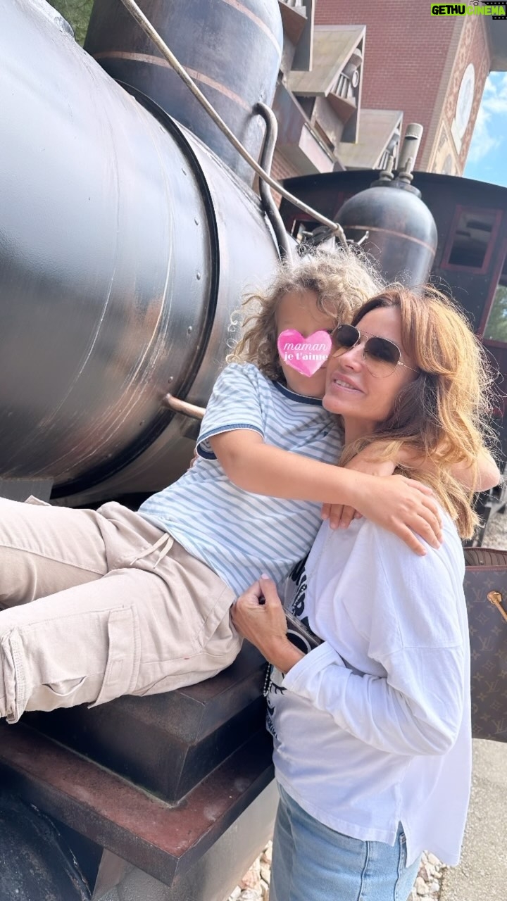 Ingrid Chauvin Instagram - Belle fête à toutes les mamans du monde 🌸 Et plus particulièrement à la mienne , que j aime du plus profond de mon cœur @raymduffau, a toi mamie d amour qui a tenu ce rôle aussi auprès de moi . A vous France « Belle maman « @francewarrin que j embrasse tout tendrement . À vous mes poupées @leawarrin @luanawar qui m avez donné ce titre si délicat de « princesse maman « 🩷 cette grande et belle fratrie me comble de bonheur !!. Puis à toi mon fils , merci d être qui tu es , comme on se le dit souvent « on s aime au delà des étoiles « …. 🩵sans oublier l étoile la plus scintillante à mes yeux « Jade « ✨ qui me guide sur mon chemin de vie … merci 🙏🦋✨. À vous tous merci pour vos touchants messages , vous êtes des amours 🦋 je vous embrasse tendrement . Douce soirée . Ingrid #fetedesmeres #maman 🩷