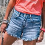 Ingrid Chauvin Instagram - Le corail fluo est la couleur qui revient en force tous les étés … il est associé ici avec un peint argenté à paillettes . Le T-SHIRT MADEMOISELLE CORAIL FLUO est le t-shirt à porter tout l été . Je le porte en version look de plage avec le SHORT OZZY BLEU , un short effiloché très bohème, Nathalie en version plus habillée avec le JEANS BRAXTON BLEACH. On peaufine le look avec les SNEAKERS RICO pour un total look pailletés & rose . J adore ! Et vous vous aimez ??? Je vous embrasse 💗. @grunge_mama @philippewarrin #partenariat