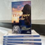 Ingrid Chauvin Instagram – 📕 « L’Échappée belle » d’Ingrid Chauvin, est désormais disponible en poche !

Après trois témoignages plébiscités, Ingrid Chauvin publie « L’Échappée belle », un roman autour d’un thème qui lui tient à cœur, l’emprise et les violences intra-familiales. 

Résumé : 
« Elsa est peintre. Sublime, talentueuse, tout lui réussit. Seul l’amour, le vrai, lui manque, celui qui fait battre les cœurs et vibrer les âmes. Lors d’un vernissage, elle croise Éric, un homme au sourire ravageur qui l’embarque pour une folle nuit dans les rues de Paris. Avec lui, elle ne voit pas le temps passer. Ils ne se quittent plus. Mariage magnifique dans le manoir breton où ils se sont installés, cadeaux, mots d’amour à toute heure, Elsa vit un rêve éveillé.

Mais bientôt, cette passion connaît une inquiétante oscillation : des remarques voilées sur son physique, des crises de jalousie, des humiliations, autant de poisons instillés insidieusement. Puis les amis qu’elle ne voit plus, la vie en vase clos dans cette maison froide et silencieuse. Au début, Elsa trouvait romantique qu’Éric lui tienne si fort la main avant de s’endormir, désormais, elle a peur, peur d’être devenue sa chose, peur de ne pouvoir échapper à la prison qui se referme sur elle. »

#ingridchauvin #lechappeebelle #roman #livre #michellafon #editionmichellafon