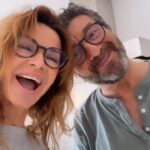 Ingrid Chauvin Instagram – Alors vous aimez le résultat du mur ? Journée sous le signe de la bonne humeur encore et toujours 🩵@phwarrin #happylife . On vous embrasse fort ❣️