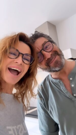 Ingrid Chauvin Instagram - Alors vous aimez le résultat du mur ? Journée sous le signe de la bonne humeur encore et toujours 🩵@phwarrin #happylife . On vous embrasse fort ❣️