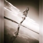 Ingrid Chauvin Instagram - ✨Que nos choix soient le reflet de nos espoirs ✨. Belle journée à tous Je vous embrasse tendrement. 📸: @philippewarrin #photooftheday #blackandwhite #noiretblanc #pictures #plage #sete