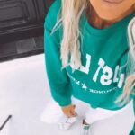 Ingrid Chauvin Instagram - Plusieurs jours avec la collection Ingrid Chauvin x Grungemama dans notre dressing @ingrid_chauvin_officiel sans pouvoir les porter 😅 … 1er jour 1ère tenue avec le sweat vert, notre jeans Jory blanc et les sneakers IC… l’occasion de vous les montrer avec les lacets gris… la paire de sneakers d’Ingrid est livrée avec des lacets rose malabar et des lacets gris… c’est un détail important car ça change vraiment la chaussure qui devient beaucoup plus neutre… vous aimez le look ? #ingridchauvinxgrungemama #ootd#green#sweat #collab#sneakers#baskets#justlove