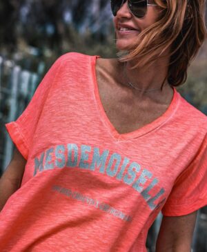 Ingrid Chauvin Instagram - Le corail fluo est la couleur qui revient en force tous les étés … il est associé ici avec un peint argenté à paillettes .  Le T-SHIRT MADEMOISELLE CORAIL FLUO est le t-shirt à porter tout l été .  Je le porte en version look de plage avec le SHORT OZZY BLEU , un short effiloché très bohème, Nathalie en version plus habillée avec le JEANS BRAXTON BLEACH.  On peaufine le look avec les SNEAKERS RICO pour un total look pailletés & rose . J adore !  Et vous vous aimez ??? Je vous embrasse 💗. @grunge_mama @philippewarrin #partenariat