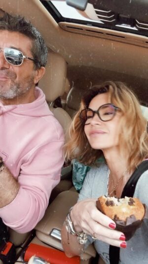 Ingrid Chauvin Instagram - On the road again !!! On emmène nos p’tits boys quelque part … mais où ?  #surprise .  Vous avez une idée ????
En tous cas , ils vont ADORER !!!! 💗💗💗. La suite en image #soon  @philippewarrin