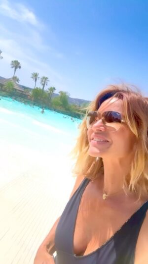 Ingrid Chauvin Instagram - On s’est autorisé une petite escapade en Espagne en famille , le temps que la totalité des produits cosmétiques des gammes Jade et Mahana soient finalisés par notre laboratoire .  Bonne nouvelle , ils seront prêts ce soir !!!!! Denier jour pour nous dans cet endroit idyllique ❣️. Toutes vos commandes seront traitées et envoyées DEMAIN 💗💗💗. On vous embrasse fort , belle journée à tous 💙. #holidays #famille #españa @aquabrava 🌊. @philippewarrin