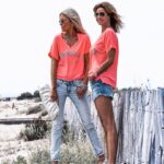 Ingrid Chauvin Instagram - Le corail fluo est la couleur qui revient en force tous les étés … il est associé ici avec un peint argenté à paillettes . Le T-SHIRT MADEMOISELLE CORAIL FLUO est le t-shirt à porter tout l été . Je le porte en version look de plage avec le SHORT OZZY BLEU , un short effiloché très bohème, Nathalie en version plus habillée avec le JEANS BRAXTON BLEACH. On peaufine le look avec les SNEAKERS RICO pour un total look pailletés & rose . J adore ! Et vous vous aimez ??? Je vous embrasse 💗. @grunge_mama @philippewarrin #partenariat