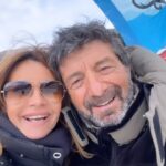 Ingrid Chauvin Instagram – La neige n est pas au rdv ,  mais cela n entache pas le bonheur d être ensemble et et et , si on cherche bien , on fini par la trouver …. Un peu ☃️ Et chez vous c est quel temps ??? On vous embrasse fort , belle soirée devant 📺 #léomatteï et mon @jean.luc.reichmann 🩵 .  #montagne #ski #neige #serie #amour @philippewarrin