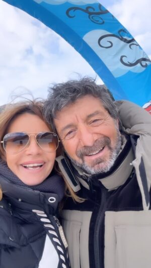 Ingrid Chauvin Instagram - La neige n est pas au rdv ,  mais cela n entache pas le bonheur d être ensemble et et et , si on cherche bien , on fini par la trouver …. Un peu ☃️ Et chez vous c est quel temps ??? On vous embrasse fort , belle soirée devant 📺 #léomatteï et mon @jean.luc.reichmann 🩵 .  #montagne #ski #neige #serie #amour @philippewarrin