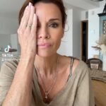 Ingrid Chauvin Instagram – Il fait un temps exécrable , voilà l occasion de passer quelques minutes ensemble pour un tutto maquillage by Mlle Chauvin 😘 un avant / après pour s embellir 🙃. Je vous embrasse tendrement , soyez prudents si vous sortez avec ce temps 🙏.. www.mademoiselle-chauvin.com #maquillage