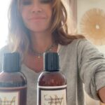 Ingrid Chauvin Instagram - Cette météo donne envie de se chouchouter un peu , vous trouvez pas ? Pour celles qui ne connaissent pas , je vous présente le lait douceur hydratant et l huile de beauté de la gamme Jade chez MADEMOISELLE CHAUVIN 🍃. Ces 2 produits font partis de mon quotidien , comme pour beaucoup d entres vous maintenant !! J en profite d ailleurs pour vous remercier de vos retours si positifs tjrs . Savoir qu ils vous accompagnent et que vous les aimez réellement est le plus beau cadeau que je pouvais recevoir !! Je vous embrasse tendrement 🦋 vous pouvez les retrouver sur le site www.mademoiselle-chauvin.com 🍃. 1 collier sera déposer dans chaque commande 🎁… #cosmetiques #bien-etre #ritüel #cadeau