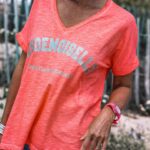 Ingrid Chauvin Instagram - Le corail fluo est la couleur qui revient en force tous les étés … il est associé ici avec un peint argenté à paillettes . Le T-SHIRT MADEMOISELLE CORAIL FLUO est le t-shirt à porter tout l été . Je le porte en version look de plage avec le SHORT OZZY BLEU , un short effiloché très bohème, Nathalie en version plus habillée avec le JEANS BRAXTON BLEACH. On peaufine le look avec les SNEAKERS RICO pour un total look pailletés & rose . J adore ! Et vous vous aimez ??? Je vous embrasse 💗. @grunge_mama @philippewarrin #partenariat