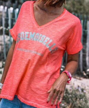 Ingrid Chauvin Instagram - Le corail fluo est la couleur qui revient en force tous les étés … il est associé ici avec un peint argenté à paillettes .  Le T-SHIRT MADEMOISELLE CORAIL FLUO est le t-shirt à porter tout l été .  Je le porte en version look de plage avec le SHORT OZZY BLEU , un short effiloché très bohème, Nathalie en version plus habillée avec le JEANS BRAXTON BLEACH.  On peaufine le look avec les SNEAKERS RICO pour un total look pailletés & rose . J adore !  Et vous vous aimez ??? Je vous embrasse 💗. @grunge_mama @philippewarrin #partenariat