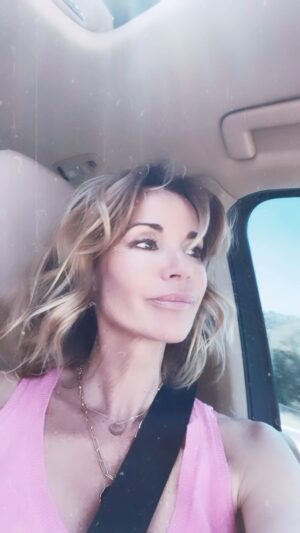 Ingrid Chauvin Instagram - « Quand il me tient dans ses bras , 
je vois la vie en rose «  @philippewarrin #monamour #love #rose #simplylife #amour