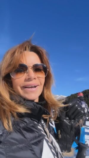 Ingrid Chauvin Instagram - Ce qu il faut de neige pour se balader à ski , mes hommes , je suis bien , simplement bien 🙃. Je vous envoie de tendres bisous à tous . Pensées 🌸. #ski #vacances #famille @philippewarrin ☃️#andorre @sylvie_illustre_vip_cannes