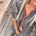 Ingrid Chauvin Instagram - C’est avec beaucoup de plaisir que je vous re montre la blouse kaki de la collection capsule Ingrid Chauvin X Grungemama 🤩 Je la porte ici avec notre jeans Braxton gris… un incontournable de chez Grungemama… le Bandanas ICXGM… et les baskets Rico … à tomber avec leur paillettes argentees et leurs semelles roses … @ingrid_chauvin_officiel #ingridchauvinxgrungemama #collectioncapsule