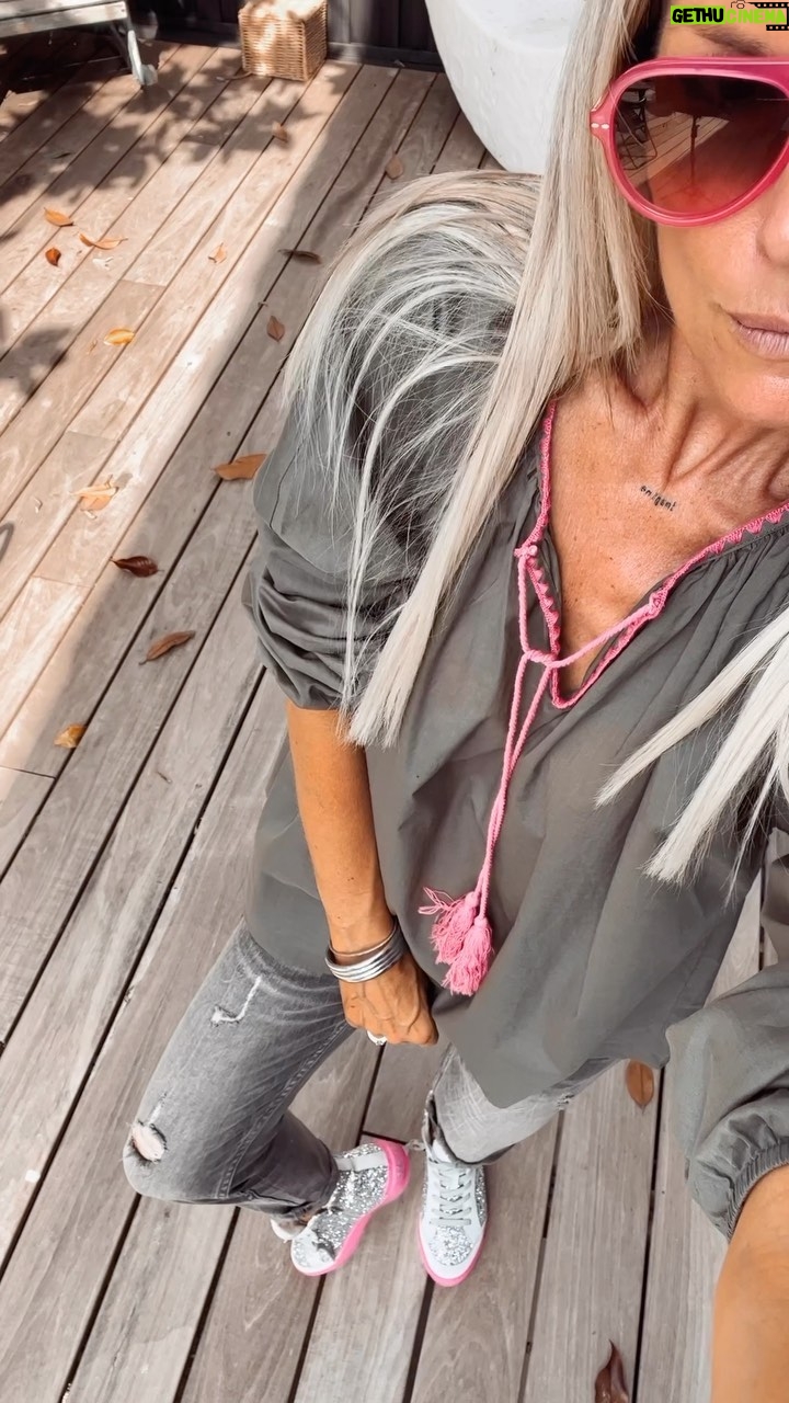 Ingrid Chauvin Instagram - C’est avec beaucoup de plaisir que je vous re montre la blouse kaki de la collection capsule Ingrid Chauvin X Grungemama 🤩 Je la porte ici avec notre jeans Braxton gris… un incontournable de chez Grungemama… le Bandanas ICXGM… et les baskets Rico … à tomber avec leur paillettes argentees et leurs semelles roses … @ingrid_chauvin_officiel #ingridchauvinxgrungemama #collectioncapsule