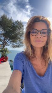 Ingrid Chauvin Instagram - J ai aujourd’hui envie de mettre à l honneur Isabelle , 57 ans , qui a osé quitter son emploi de caissière pdt plus de 20 ans pour tenter de vivre de sa passion ! Son parcours me touche et ses créations sont remplis de passion et de délicatesse . L ensemble est confectionné à la main avec des matériaux naturels et Français . Je lui porte toute mon admiration et me permets de vous faire découvrir son savoir faire qui je suis sûre saura vous séduire tout autant . Vous pouvez jeter un œil , voir 2 🙃 sur son compte @bymanouzaza . #jeuneentrepreneuse #partage #talent Je vous embrasse . N hésitez pas à commenter si vous aimez 🤍