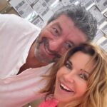 Ingrid Chauvin Instagram - Challenge des 2 derniers jours !!!! Confectionner tous vos colis pour qu ils arrivent à temps pour la fête des mamans 🌸. Et dire qu 1 première pyramide de colis est déjà partie pour la poste 😅😍!!!! Je n y serai jamais arrivée sans mes 2 hommes !!! On vous embrasse tendrement 🌸. Beau lundi 💗. #challenge #love @philippewarrin