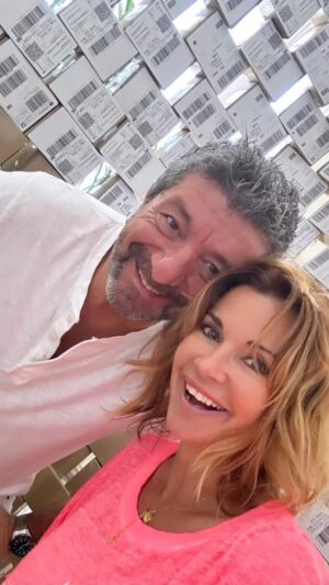 Ingrid Chauvin Instagram - Challenge des 2 derniers jours !!!! Confectionner tous vos colis pour qu ils arrivent à temps pour la fête des mamans 🌸. Et dire qu 1 première pyramide de colis est déjà partie pour la poste 😅😍!!!! Je n y serai jamais arrivée sans mes 2 hommes !!! On vous embrasse tendrement 🌸. Beau lundi 💗. #challenge #love @philippewarrin