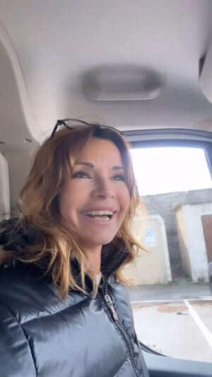 Ingrid Chauvin Instagram - Et voilà le résultat de nos petites aventures du bricolage , à chaque semaine son évolution …. Les journées sont trop courtes , mais pas à pas on avance !  Un grand grand merci pour tous vos conseils , vous êtes top 🙏🦋 on vous embrasse fort fort fort ❣️. @philippewarrin #decoration #passion