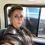 Ingrid García Jonsson Instagram - First time playing a viking. 😙 Espero que no sea la última porque qué diversión que te den puñales de goma y te dejen jugar a las peleas con gente que mide medio metro más que tú Y la gente era muy maja la verdad, entrar en un equipo que lleva AÑOS currando juntos da cosita, en set me sentí como en casa, aunque estaba lejísimos. #sevenkingsmustdie @thelastkingdom