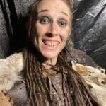 Ingrid García Jonsson Instagram - First time playing a viking. 😙 Espero que no sea la última porque qué diversión que te den puñales de goma y te dejen jugar a las peleas con gente que mide medio metro más que tú Y la gente era muy maja la verdad, entrar en un equipo que lleva AÑOS currando juntos da cosita, en set me sentí como en casa, aunque estaba lejísimos. #sevenkingsmustdie @thelastkingdom