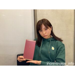 Inori Minase Instagram - #いのりまち 生配信！
ありがとうございました🐣
リハ終わりで遅れちゃってごめんね😢
アーカイブはアコースティックライブが終わるまで残すので何度でも見てね！
アコースティックライブへの質問やお願いも話してます！