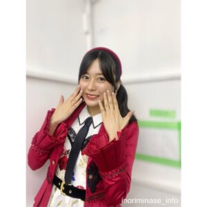 Inori Minase Instagram - #SCRAPARTツアー 
4着目🌹

ギターバトルの裏でせっせと着替えやヘアチェンをして童話から飛び出てきたようなお衣装へ！笑

この服が一番髪型とか悩んでた！花飾りだったりカチューチャだったり公演の中で見え方を検討しながらファイナルまで調整を重ねた1着！