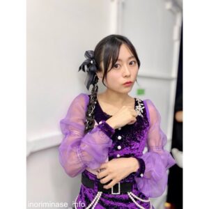 Inori Minase Instagram - #SCRAPARTツアー
3着目◇

今まで紫の衣装は着用したことがあったけどここまでド紫は初めて！エレガントで大人っぽい雰囲気が新鮮でしたっ♡
引っ張っても頭皮が痛くない魔法のロン毛も可愛いでしょ(￣▽￣)