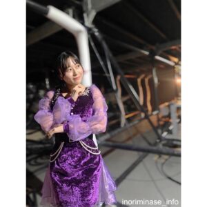 Inori Minase Instagram - #SCRAPARTツアー
3着目◇

今まで紫の衣装は着用したことがあったけどここまでド紫は初めて！エレガントで大人っぽい雰囲気が新鮮でしたっ♡
引っ張っても頭皮が痛くない魔法のロン毛も可愛いでしょ(￣▽￣)