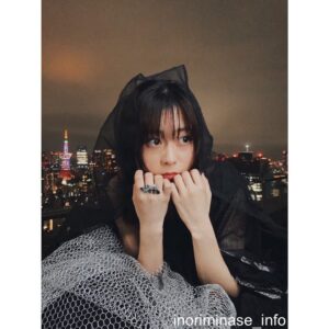 Inori Minase Instagram - #SCRAPART LIVE Blu-ray 発売日ー！
今までの水瀬いのりのライブ空間を今までとは違った角度で切り取ったアート作品🎨になりました。魅せてます！

ジャケット写真でつけている指輪はオリジナルのもの。
パンフ撮影でもつけていました。
繋がり〜。