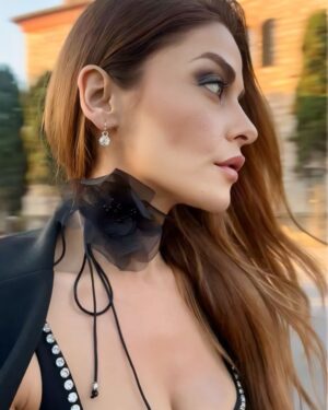 İpek Bağrıaçık Instagram - @tatilsepeticom  20. Yılını kutladık.🎆🎇

👗 @piecesofmelon 
🌹 @pionoidesign 

#reklam