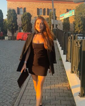 İpek Bağrıaçık Instagram - @tatilsepeticom  20. Yılını kutladık.🎆🎇

👗 @piecesofmelon 
🌹 @pionoidesign 

#reklam