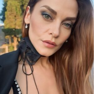 İpek Bağrıaçık Instagram - @tatilsepeticom  20. Yılını kutladık.🎆🎇

👗 @piecesofmelon 
🌹 @pionoidesign 

#reklam