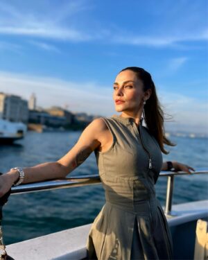 İpek Bağrıaçık Instagram - Güneşli günleri özledik ama di mi ? 🌼🌿☀️🙌🏼