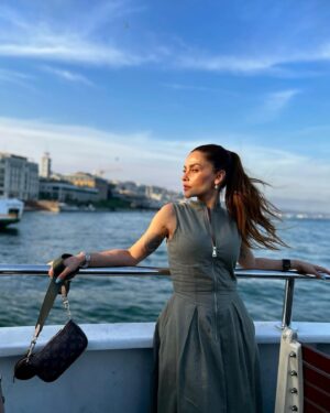 İpek Bağrıaçık Instagram - Güneşli günleri özledik ama di mi ? 🌼🌿☀️🙌🏼