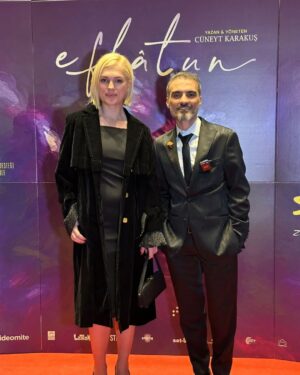 İpek Erdem Instagram - Dün akşam @cuneytkarakus un ilk filmi olan "Eflâtun" u izledik. @eflatun.film
Benim için hep aklımda kalacak bir dünyası, duygusu, dokusu, boyutları vardı. Neredeyse kokusunu bile hissedecektim. İlk film için önemli bir başarı olduğunu düşünüyorum. Bize kör bir insanın dünyasını ve kendi kurduğunuz farklı dünyayı yaşattığınız için tekrar tebrik ve teşekkür ederim Cüneyt Karakuş.

 Özellikle @iremhlvcioglu nün oyunculuğudan söz etmek isterim. Ben türk Oscar'ını ona verirdim. Bu kadar iyi, abartıdan uzak, sakin, gerçekliğinden şüphe ettirecek kadar iyi bir kör bireyi canlandırmak takdire şayandı gerçekten. Tebrik ederim.

@thebursin in kattığı rengi, sakinliğini, yaratılan dünya ile uyumunu sevdim. Tebrik ederim. 

Benim canımın içi Erman Okay'ı izlerken tüm güzelliğine, naif ve usta oyunculuğuna kalbim eridi. İyi ki üç sene Kapadokya'da berber baba kızı oynadık ve benim kıymetli büyüğüm oldu. Kendisini eşsiz buluyorum. Tebrik ederim.

Canım canım canım @tugcetamertutu yolunuz açık olsun ve gerçekten filmin farkı fark edilir. Davetin için çok teşekkür ederim.

Ve tüm oyuncuları, ekibi, emeği geçen herkesi can-ı gönülden tebrik ediyorum.

Sevgiler 

#eflatunfilmi #cüneytkarakuş #iremhelvacıoğlu #kerembursin #ermanokay #tuğçetamertutu
#bağımsızsinema #indiefilm #kültürveturizmbakanlığı #gala #davet