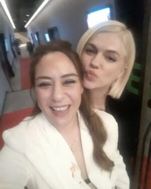 İpek Erdem Instagram - Dün akşam @cuneytkarakus un ilk filmi olan "Eflâtun" u izledik. @eflatun.film
Benim için hep aklımda kalacak bir dünyası, duygusu, dokusu, boyutları vardı. Neredeyse kokusunu bile hissedecektim. İlk film için önemli bir başarı olduğunu düşünüyorum. Bize kör bir insanın dünyasını ve kendi kurduğunuz farklı dünyayı yaşattığınız için tekrar tebrik ve teşekkür ederim Cüneyt Karakuş.

 Özellikle @iremhlvcioglu nün oyunculuğudan söz etmek isterim. Ben türk Oscar'ını ona verirdim. Bu kadar iyi, abartıdan uzak, sakin, gerçekliğinden şüphe ettirecek kadar iyi bir kör bireyi canlandırmak takdire şayandı gerçekten. Tebrik ederim.

@thebursin in kattığı rengi, sakinliğini, yaratılan dünya ile uyumunu sevdim. Tebrik ederim. 

Benim canımın içi Erman Okay'ı izlerken tüm güzelliğine, naif ve usta oyunculuğuna kalbim eridi. İyi ki üç sene Kapadokya'da berber baba kızı oynadık ve benim kıymetli büyüğüm oldu. Kendisini eşsiz buluyorum. Tebrik ederim.

Canım canım canım @tugcetamertutu yolunuz açık olsun ve gerçekten filmin farkı fark edilir. Davetin için çok teşekkür ederim.

Ve tüm oyuncuları, ekibi, emeği geçen herkesi can-ı gönülden tebrik ediyorum.

Sevgiler 

#eflatunfilmi #cüneytkarakuş #iremhelvacıoğlu #kerembursin #ermanokay #tuğçetamertutu
#bağımsızsinema #indiefilm #kültürveturizmbakanlığı #gala #davet