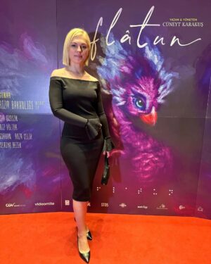 İpek Erdem Instagram - Dün akşam @cuneytkarakus un ilk filmi olan "Eflâtun" u izledik. @eflatun.film
Benim için hep aklımda kalacak bir dünyası, duygusu, dokusu, boyutları vardı. Neredeyse kokusunu bile hissedecektim. İlk film için önemli bir başarı olduğunu düşünüyorum. Bize kör bir insanın dünyasını ve kendi kurduğunuz farklı dünyayı yaşattığınız için tekrar tebrik ve teşekkür ederim Cüneyt Karakuş.

 Özellikle @iremhlvcioglu nün oyunculuğudan söz etmek isterim. Ben türk Oscar'ını ona verirdim. Bu kadar iyi, abartıdan uzak, sakin, gerçekliğinden şüphe ettirecek kadar iyi bir kör bireyi canlandırmak takdire şayandı gerçekten. Tebrik ederim.

@thebursin in kattığı rengi, sakinliğini, yaratılan dünya ile uyumunu sevdim. Tebrik ederim. 

Benim canımın içi Erman Okay'ı izlerken tüm güzelliğine, naif ve usta oyunculuğuna kalbim eridi. İyi ki üç sene Kapadokya'da berber baba kızı oynadık ve benim kıymetli büyüğüm oldu. Kendisini eşsiz buluyorum. Tebrik ederim.

Canım canım canım @tugcetamertutu yolunuz açık olsun ve gerçekten filmin farkı fark edilir. Davetin için çok teşekkür ederim.

Ve tüm oyuncuları, ekibi, emeği geçen herkesi can-ı gönülden tebrik ediyorum.

Sevgiler 

#eflatunfilmi #cüneytkarakuş #iremhelvacıoğlu #kerembursin #ermanokay #tuğçetamertutu
#bağımsızsinema #indiefilm #kültürveturizmbakanlığı #gala #davet