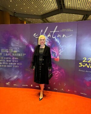 İpek Erdem Instagram - Dün akşam @cuneytkarakus un ilk filmi olan "Eflâtun" u izledik. @eflatun.film
Benim için hep aklımda kalacak bir dünyası, duygusu, dokusu, boyutları vardı. Neredeyse kokusunu bile hissedecektim. İlk film için önemli bir başarı olduğunu düşünüyorum. Bize kör bir insanın dünyasını ve kendi kurduğunuz farklı dünyayı yaşattığınız için tekrar tebrik ve teşekkür ederim Cüneyt Karakuş.

 Özellikle @iremhlvcioglu nün oyunculuğudan söz etmek isterim. Ben türk Oscar'ını ona verirdim. Bu kadar iyi, abartıdan uzak, sakin, gerçekliğinden şüphe ettirecek kadar iyi bir kör bireyi canlandırmak takdire şayandı gerçekten. Tebrik ederim.

@thebursin in kattığı rengi, sakinliğini, yaratılan dünya ile uyumunu sevdim. Tebrik ederim. 

Benim canımın içi Erman Okay'ı izlerken tüm güzelliğine, naif ve usta oyunculuğuna kalbim eridi. İyi ki üç sene Kapadokya'da berber baba kızı oynadık ve benim kıymetli büyüğüm oldu. Kendisini eşsiz buluyorum. Tebrik ederim.

Canım canım canım @tugcetamertutu yolunuz açık olsun ve gerçekten filmin farkı fark edilir. Davetin için çok teşekkür ederim.

Ve tüm oyuncuları, ekibi, emeği geçen herkesi can-ı gönülden tebrik ediyorum.

Sevgiler 

#eflatunfilmi #cüneytkarakuş #iremhelvacıoğlu #kerembursin #ermanokay #tuğçetamertutu
#bağımsızsinema #indiefilm #kültürveturizmbakanlığı #gala #davet