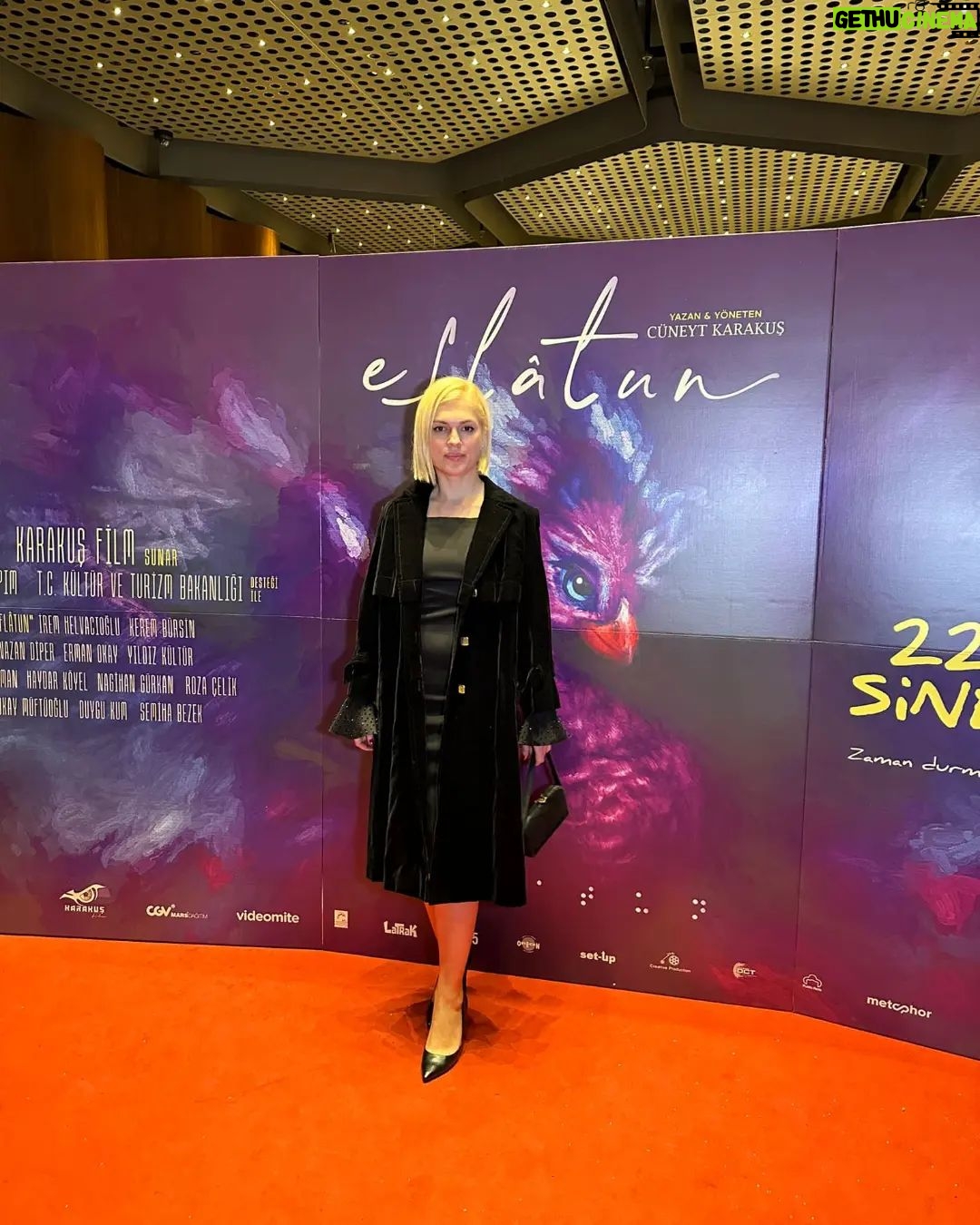 İpek Erdem - 1.3K Likes - Dün akşam @cuneytkarakus un ilk filmi olan "Eflâtun" u izledik. @eflatun.film
Benim için hep aklımda kalacak bir dünyası, duygusu, dokusu, boyutları vardı. Neredeyse kokusunu bile hissedecektim. İlk film için önemli bir başarı olduğunu düşünüyorum. Bize kör bir insanın dünyasını ve kendi kurduğunuz farklı dünyayı yaşattığınız için tekrar tebrik ve teşekkür ederim Cüneyt Karakuş.
Özellikle @iremhlvcioglu nün oyunculuğudan söz etmek isterim. Ben türk Oscar'ını ona verirdim. Bu kadar iyi, abartıdan uzak, sakin, gerçekliğinden şüphe ettirecek kadar iyi bir kör bireyi canlandırmak takdire şayandı gerçekten. Tebrik ederim.
@thebursin in kattığı rengi, sakinliğini, yaratılan dünya ile uyumunu sevdim. Tebrik ederim.
Benim canımın içi Erman Okay'ı izlerken tüm güzelliğine, naif ve usta oyunculuğuna kalbim eridi. İyi ki üç sene Kapadokya'da berber baba kızı oynadık ve benim kıymetli büyüğüm oldu. Kendisini eşsiz buluyorum. Tebrik ederim.
Canım canım canım @tugcetamertutu yolunuz açık olsun ve gerçekten filmin farkı fark edilir. Davetin için çok teşekkür ederim.
Ve tüm oyuncuları, ekibi, emeği geçen herkesi can-ı gönülden tebrik ediyorum.
Sevgiler
#eflatunfilmi #cüneytkarakuş #iremhelvacıoğlu #kerembursin #ermanokay #tuğçetamertutu
#bağımsızsinema #indiefilm #kültürveturizmbakanlığı #gala #davet