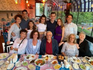 İpek Tenolcay Instagram - Ananın babanın yeri dolmaz ama öyle insanlarla buluşturur ki Rabbim;her eksiği doldurmaya çalışan,kocaman kucak açan bir ailenin içinde buluverirsin kendini...Bu güzel ailedeki tüm annelerin gününü kutluyorum,canlarım benim❤❤❤❤❤❤❤❤