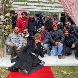 İpek Tenolcay Instagram - son anda yetiştim🙈 #adamasalı #set #kameraarkası #kameragrubu