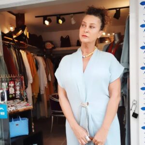İpek Tenolcay Instagram - zeynep sedefli'ye can verirken bana en çok yardımı dokunan öğelerden biri de kostüm..
Bu konuda hiç zorlanmamamı sağlayanlar ise @tadotasarim  ve @blancawardrobe ❤❤

#dizi #kostüm #sığacık #adamasalı #zeynepsedefli #startv #ayyapım