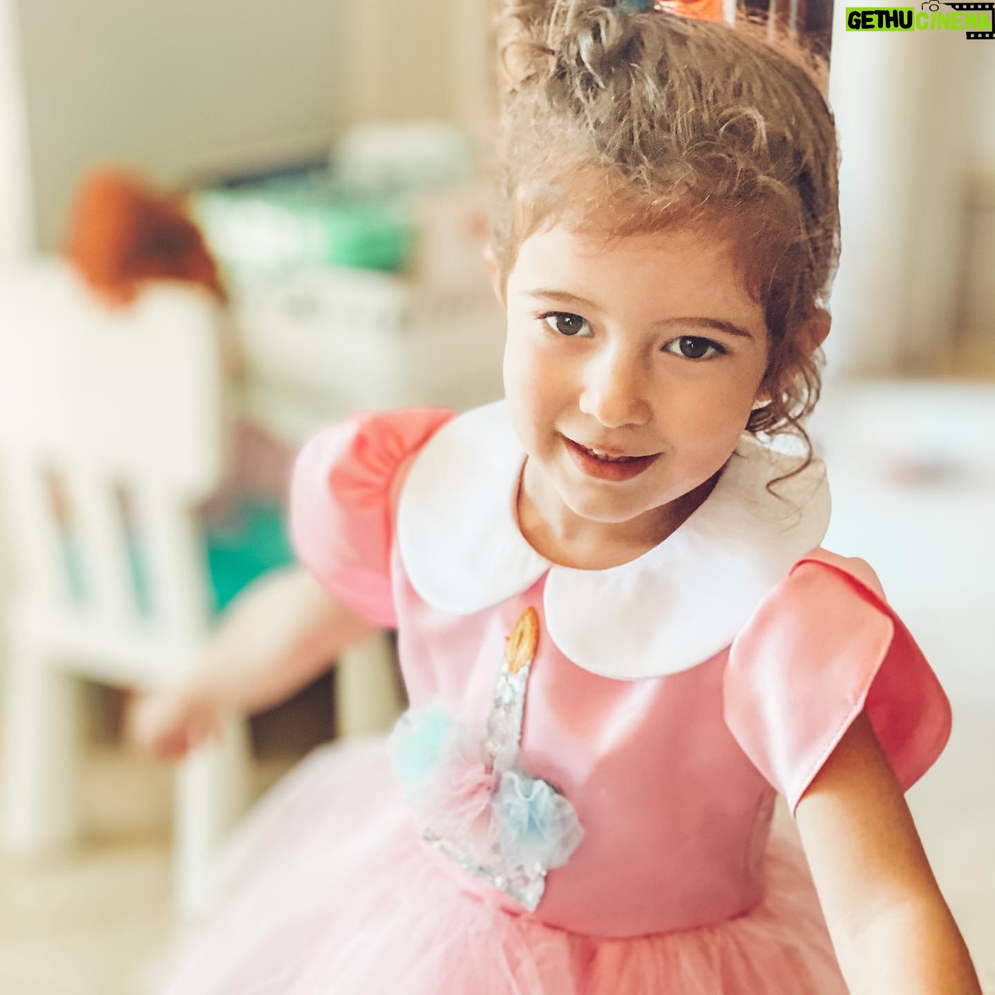 İpek Yaylacıoğlu - 3.3K Likes - Bugün benim prensesimin doğum günü. Koskocaman 4 oldu. İyi ki doğdun, iyi ki bizim kızımız oldun. Seni çooook seviyorum #eceusta #doğumgünü #4yaş 🤍🤍🤍