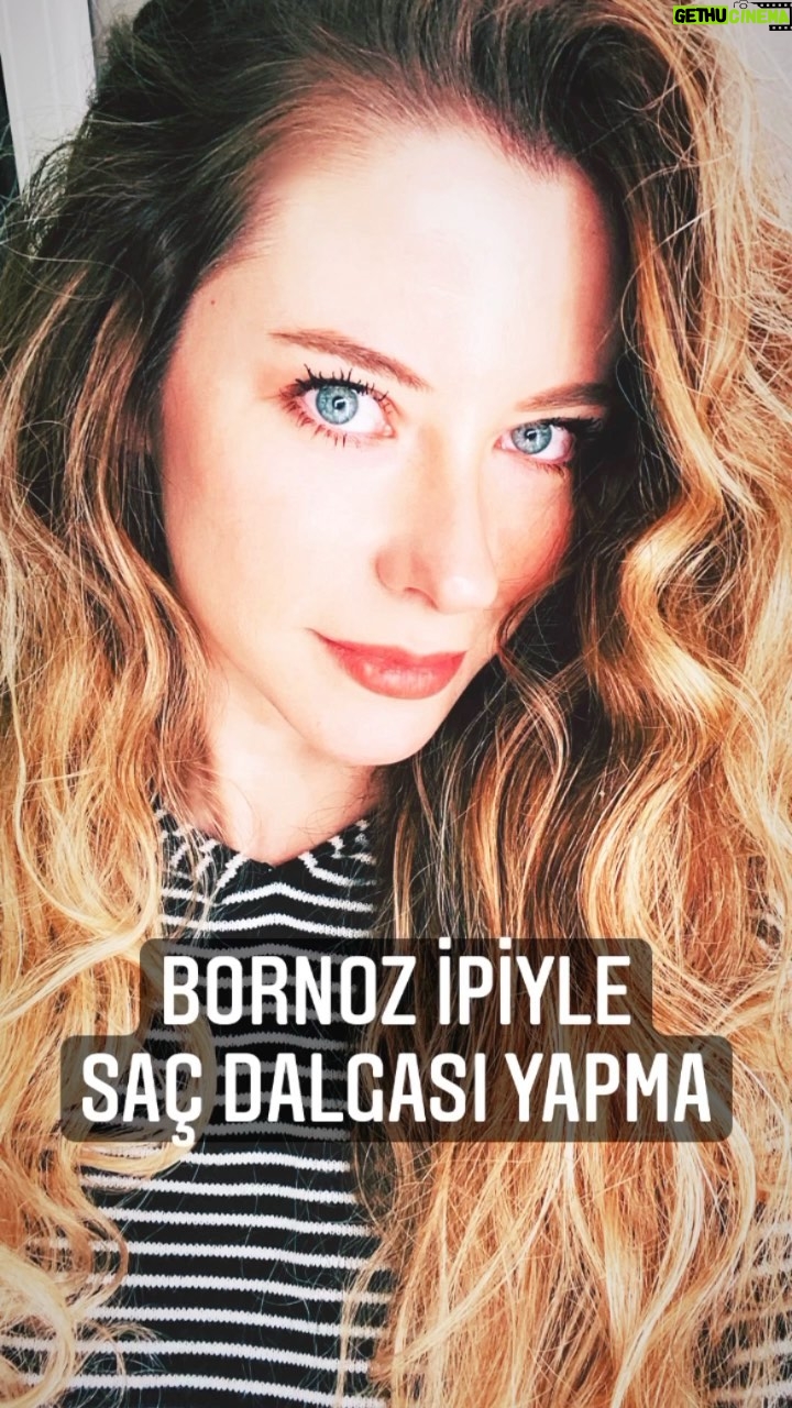 İpek Yaylacıoğlu - 3.9K Likes - Bornoz ipiyle saç dalgası yapma. Nemi alınmış saça serum sür ve tara. Bornoz ipine sararak sprey sıkıp sabitle. Uyandıktan sonra açıp tekrar sprey sık ✨ #ısıkullanmadandalgalısaçlar #saçdalgası