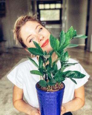 İpek Yaylacıoğlu Instagram - Size bir sır vereyim: Bitkikolik olma yolunda hızla ilerliyorum 🤫💚 
🟢Siz bitkisever misiniz? 🟢Evde kaç bitkiniz var? 🌱🌱🌱🌱🌱🌱🌱🌱🌱#bitki #bitkisever #yeşil #yeşilbitkiler #bitkibakımı #greenyourfeed #houseplantcommunity #houseplantsofinstagram #ihavethisthingwithplants #indoorjungle #livingwithplants #plantaddict #plantlover #plantparenthood #nature_obsession #nature_seekers #natureaddict #naturelover #plantsmakemehappy #plantstagram #plantgang #plantlove #houseplantclub #botanicalpickmeup #plantfocus #planthoarder #plantgoals #plantscout