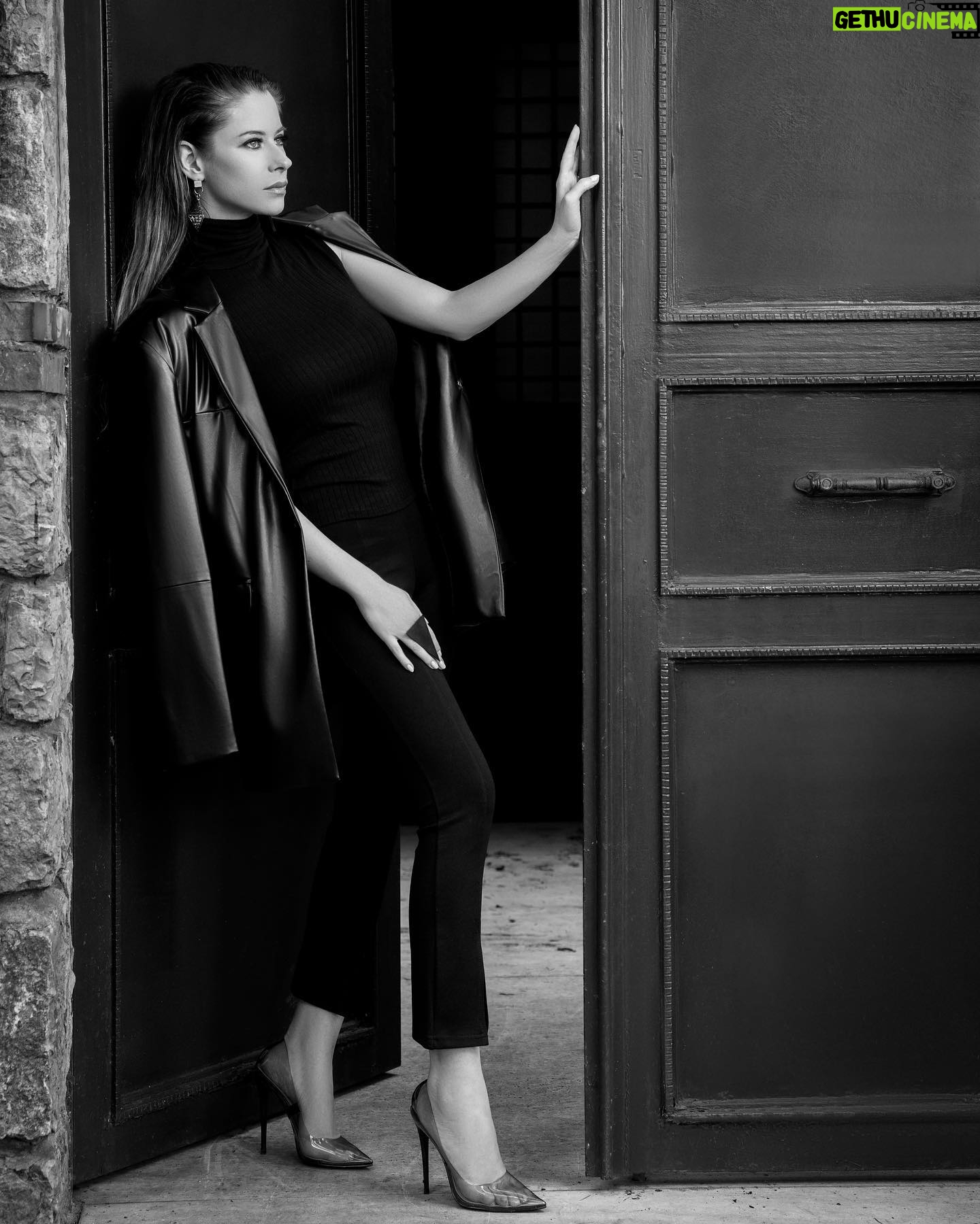 İpek Yaylacıoğlu - 3.4K Likes - Çekimimizden karelere devam 🖤 Styling: @asliiplikcioglu Fotoğraf: @kursadkarakus Saç&Makyaj: @gulsen.ozbakan